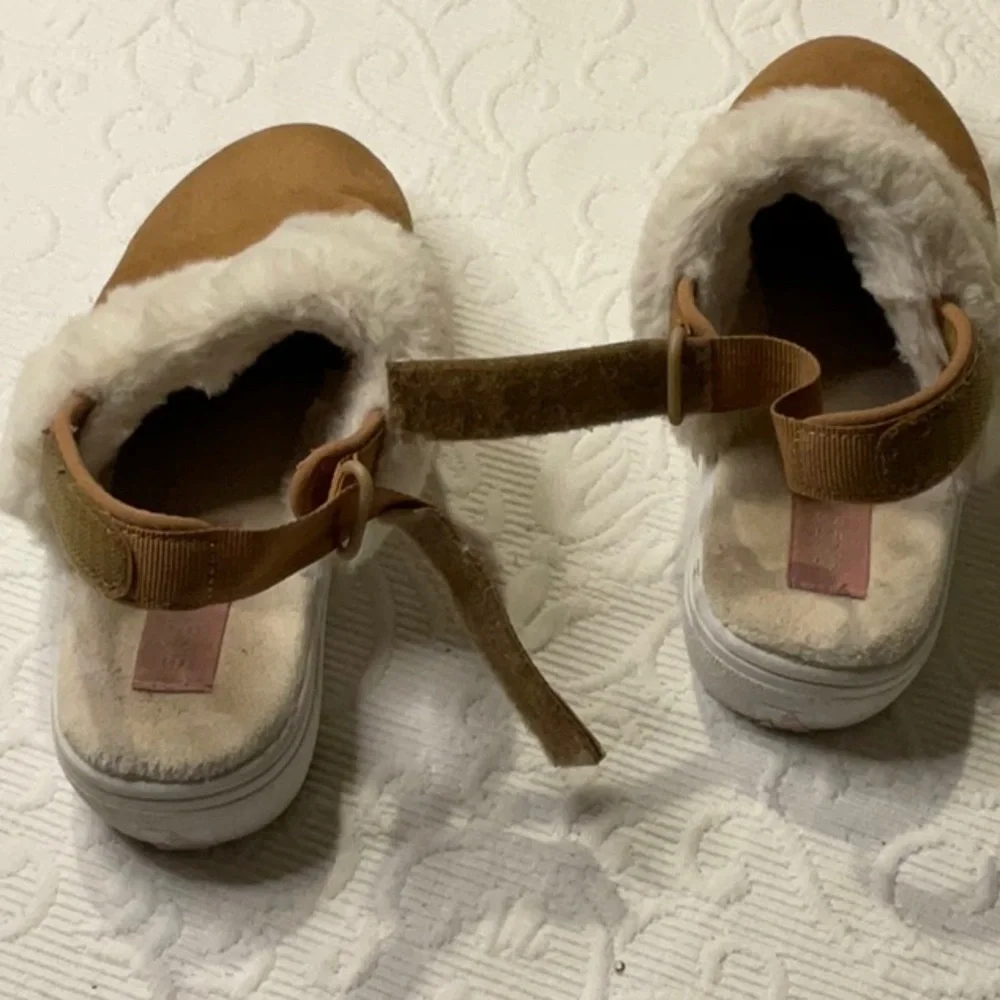 Skechers Street Goldie Cozy Kids shows. Size 2.